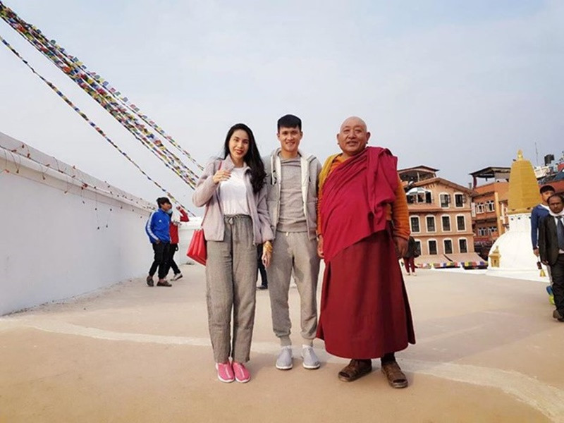 Vợ chồng Thủy Tiên mặc đồ đôi trong chuyến đi năm 2017.