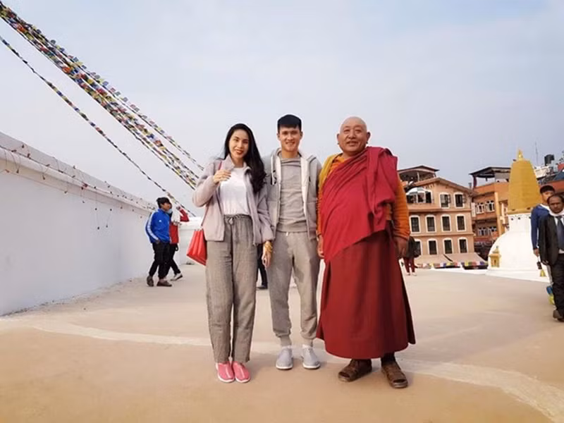 Vợ chồng Thủy Tiên mặc đồ đôi trong chuyến đi năm 2017.