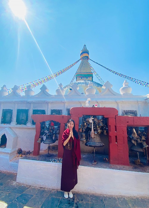 Chia sẻ hình ảnh được fan quan tâm, Thủy Tiên cho hay: “Dạ em cảm ơn mọi người ạ, đầu năm em đi chùa hành hương tu tập cầu nguyện bình an cho gia đình cũng như tất cả mọi người, mong mọi người cũng có 1 năm mới bình an và luôn nhiều sức khoẻ nhé ạ”.