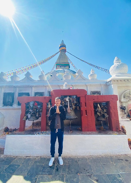 Công Vinh và Thủy Tiên tham gia một số nghi lễ cầu nguyện như thắp nến. Sắp tới, cả hai dự định lên núi tuyết thuộc dãy Himalaya tham quan, tìm hiểu về cuộc sống của người bản xứ.