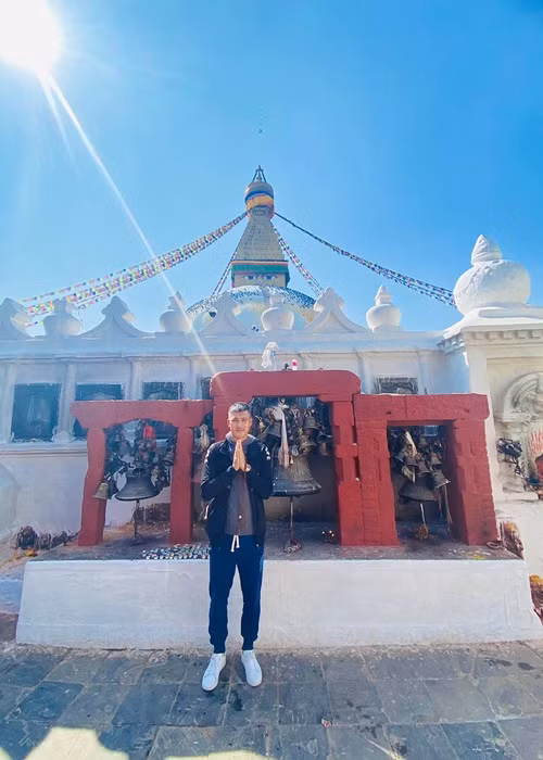 Công Vinh và Thủy Tiên tham gia một số nghi lễ cầu nguyện như thắp nến. Sắp tới, cả hai dự định lên núi tuyết thuộc dãy Himalaya tham quan, tìm hiểu về cuộc sống của người bản xứ.