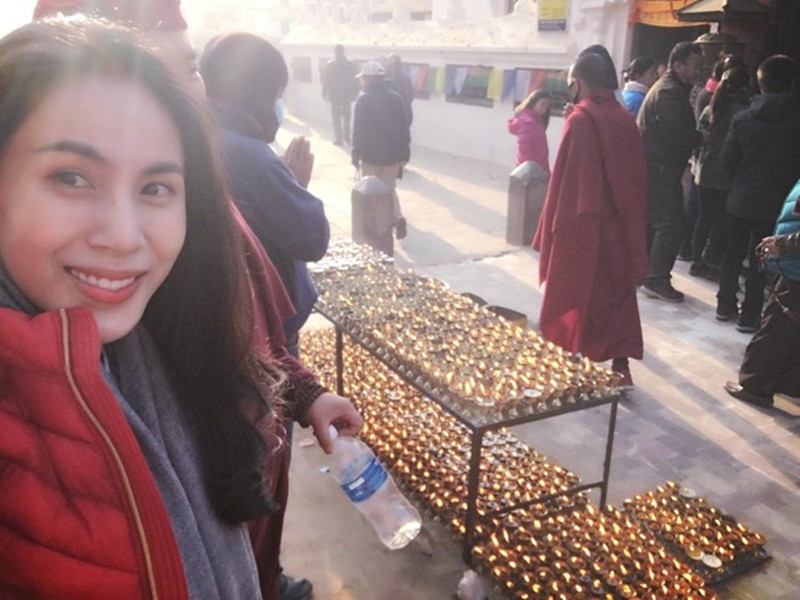 Thủy Tiên chia sẻ: “Đầu năm về đất Phật như được trở về quê hương. Đến nơi, hai vợ chồng cầu nguyện xong rồi mạnh ai nấy đi, tu khi nào xong thì gặp nhau. Vì có yêu nhau đến mấy đến lúc chết, ai cũng buộc phải đi một mình nên khi tu thì thân ai nấy lo. Ở nơi này ai cũng vô cùng hạnh phúc”.