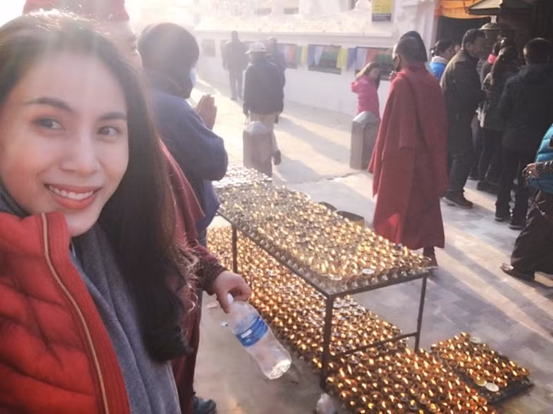 Thủy Tiên chia sẻ: “Đầu năm về đất Phật như được trở về quê hương. Đến nơi, hai vợ chồng cầu nguyện xong rồi mạnh ai nấy đi, tu khi nào xong thì gặp nhau. Vì có yêu nhau đến mấy đến lúc chết, ai cũng buộc phải đi một mình nên khi tu thì thân ai nấy lo. Ở nơi này ai cũng vô cùng hạnh phúc”.