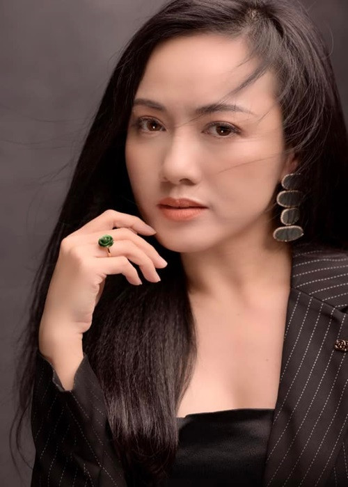 ...65 tuổi, ba nhận bằng sáng chế của Cục Sở hữu trí tuệ với phát minh Động cơ đẩy nước cho tàu thủy bằng năng lượng điện, khác với các động cơ chạy bằng xăng dầu hiện đang phổ biến. Nguyên lý hoạt động của động cơ này là đầu tiên và duy nhất trên thế giới - một phát minh đang đợi hợp tác với các nhà sản xuất để đưa vào ứng dụng thực tế, góp phần mở ra một hướng đi về năng lượng xanh. Và giờ đây, dù mái đầu đã bạc trắng, ba vẫn đang tiếp tục những nghiên cứu tìm tòi mới với tâm thế say mê của một nhà khoa học mang những ước mơ bất chấp thời gian”, Hoài Anh viết. Ảnh: FB Hoài Anh