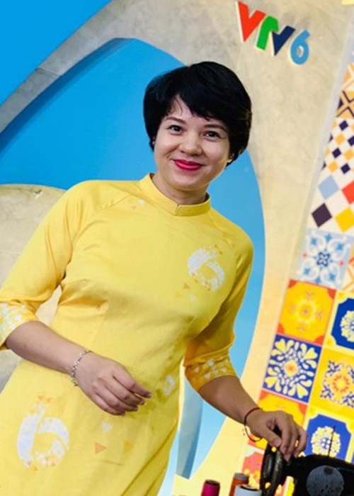 Khi còn là sinh viên, Diễm Quỳnh từng được nguyên Phó Thủ Tướng Vũ Khoan mời về làm việc ở Bộ Ngoại giao. Thế nhưng, nữ MC từ chối để theo đuổi đam mê trở thành BTV nhà đài. Năm 1997, Diễm Quỳnh bắt đầu công tác tại ban sản xuất các chương trình giải trí VTV3. Năm 2006, cô chuyển sang công tác tại Ban Thanh thiếu niên VTV6 và giữ cương vị phó ban rồi trưởng ban (tháng 8/2017). Từ tháng 10/2021, Diễm Quỳnh đảm nhận vai trò Giám đốc VFC (Trung tâm sản xuất phim truyền hình Việt Nam). Ảnh: FB Diễm Quỳnh