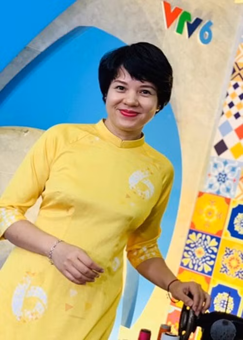 Khi còn là sinh viên, Diễm Quỳnh từng được nguyên Phó Thủ Tướng Vũ Khoan mời về làm việc ở Bộ Ngoại giao. Thế nhưng, nữ MC từ chối để theo đuổi đam mê trở thành BTV nhà đài. Năm 1997, Diễm Quỳnh bắt đầu công tác tại ban sản xuất các chương trình giải trí VTV3. Năm 2006, cô chuyển sang công tác tại Ban Thanh thiếu niên VTV6 và giữ cương vị phó ban rồi trưởng ban (tháng 8/2017). Từ tháng 10/2021, Diễm Quỳnh đảm nhận vai trò Giám đốc VFC (Trung tâm sản xuất phim truyền hình Việt Nam). Ảnh: FB Diễm Quỳnh