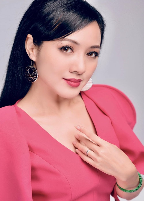 Hoài Anh chia sẻ về bố: "20 năm bạc trắng một ước mơ của ba tôi! 13 tuổi, ba chế tạo thành công động cơ tự động cho xe đồ chơi. 30 tuổi, ba là một trong những kỹ sư đầu tiên của Việt Nam chuyển hệ tivi từ đen trắng sang màu. Hơn 60 tuổi, ba đạt giải thưởng APICTA và giải thưởng Nhân tài Đất Việt về phần mềm hòa âm tự động sau ròng rã 20 năm nghiên cứu và thử nghiệm… Ảnh: FB Hoài Anh