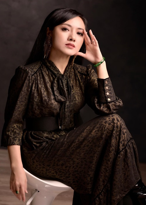 Không chỉ cha của BTV Hoài Anh, ông ngoại, ông nội, mẹ của cô cũng là người tài giỏi. Hoài Anh từng cho biết, ông nội cô từng là cán bộ lãnh đạo cấp tỉnh, ông ngoại là đại tá, giáo sư, bác sĩ, trong khi đó, mẹ cô là giảng viên đại học người Hà Nội, sau đó chuyển qua công tác tại văn phòng Bộ Giáo dục và Đào tạo ở TP HCM. Ảnh: FB Hoài Anh