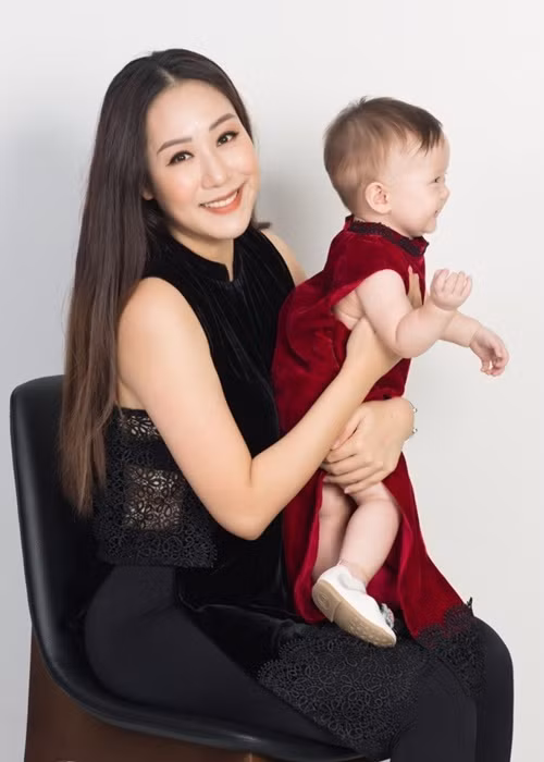 Cuộc sống của Hoa hậu Thế giới người Việt 2007 hiện tại đầy bình yên, viên mãn.