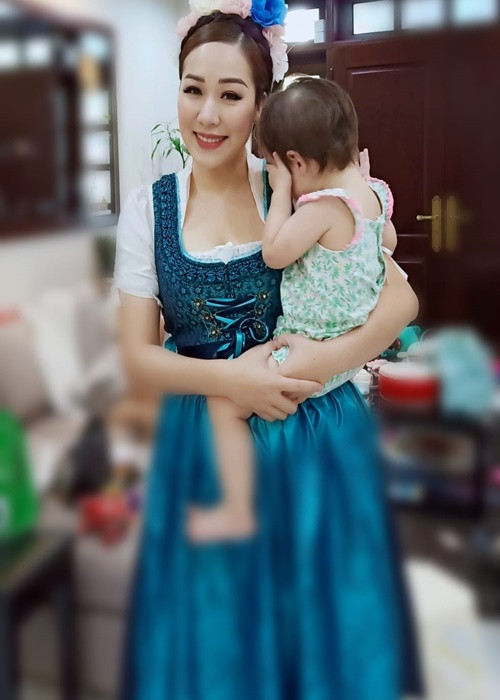 Vợ chồng Ngô Phương Lan tự tay chăm sóc con gái.