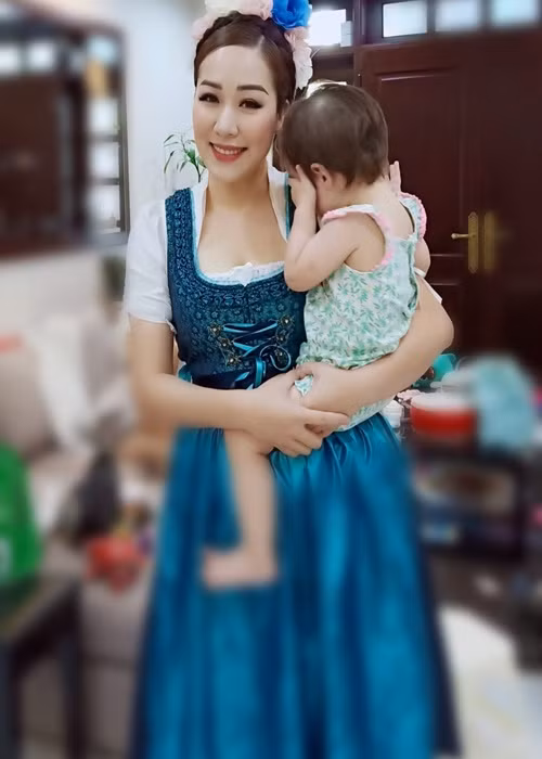 Vợ chồng Ngô Phương Lan tự tay chăm sóc con gái.