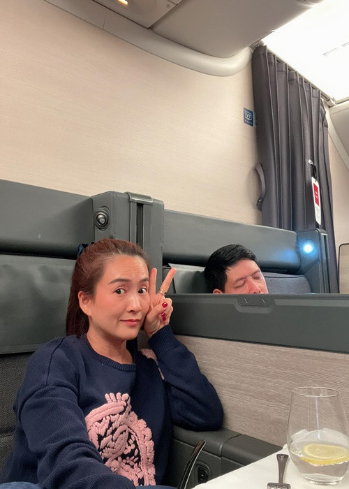 Bà xã của Bình Minh khéo khoe hôn nhân hạnh phúc. Cô viết: "Mỗi lần 2 vợ chồng đi là cười nôn ruột. Cảm thấy rất may mắn vì bạn đời vừa là bạn thân vừa là bạn đồng hành hợp cạ trong các chuyến đi (thi thoảng cũng có chuyến quạu chứ không phải lúc nào cũng ha hả thế này, nhưng hầu hết cười nhiều hơn)".