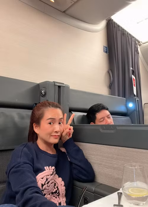 Bà xã của Bình Minh khéo khoe hôn nhân hạnh phúc. Cô viết: "Mỗi lần 2 vợ chồng đi là cười nôn ruột. Cảm thấy rất may mắn vì bạn đời vừa là bạn thân vừa là bạn đồng hành hợp cạ trong các chuyến đi (thi thoảng cũng có chuyến quạu chứ không phải lúc nào cũng ha hả thế này, nhưng hầu hết cười nhiều hơn)".