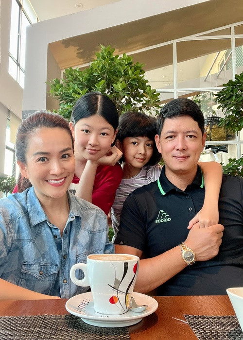 Sang Mỹ lần này, vợ chồng Anh Thơ - Bình Minh không đưa hai con gái đi theo.