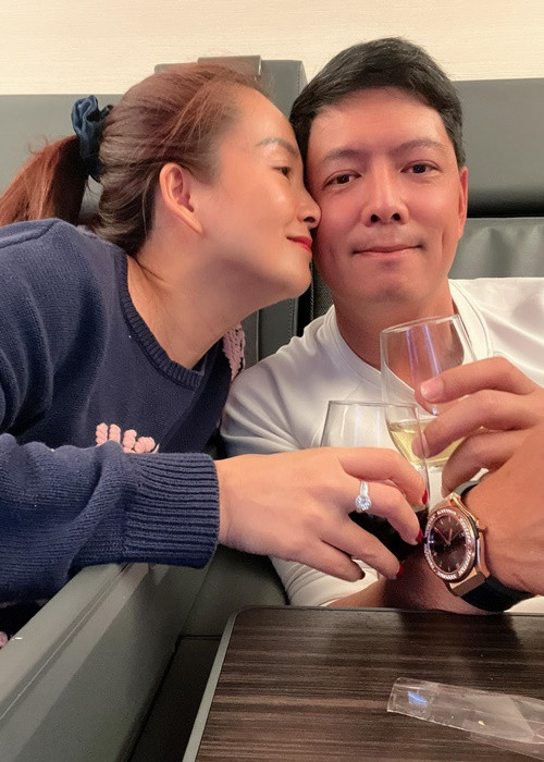 Trên trang cá nhân, doanh nhân Anh Thơ vừa đăng tải loạt ảnh tình cảm bên chồng trên máy bay khi ở xứ cờ hoa.