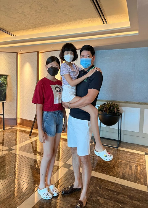 Nam diễn viên tỏ ra rất cưng chiều các con.