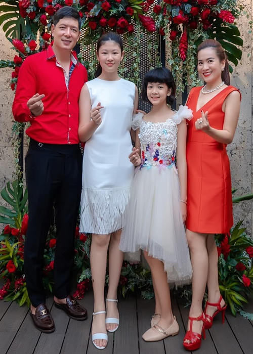 Hai con gái của Bình Minh đều đã lớn phổng phao.