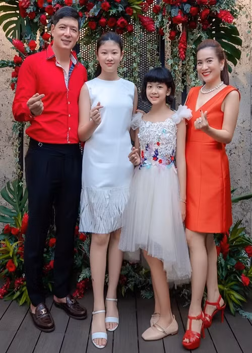 Hai con gái của Bình Minh đều đã lớn phổng phao.