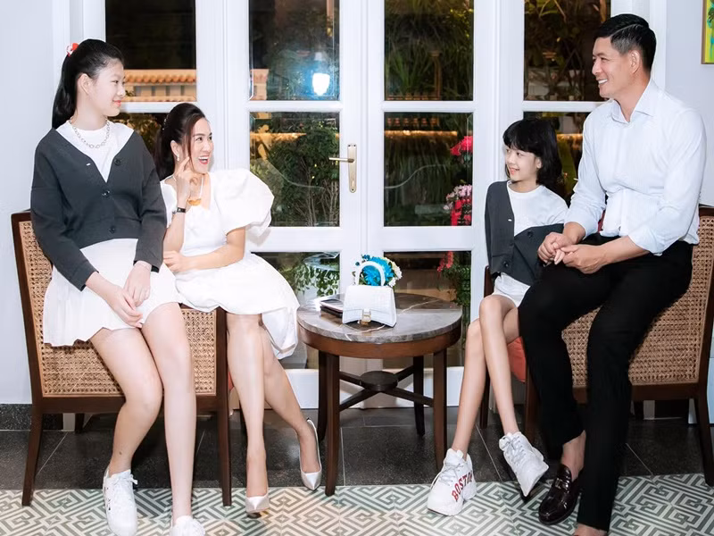 Khi được một người quen cho rằng đi theo Bình Minh để trông chừng, Anh Thơ bật cười. "Thơ không có khái niệm này luôn nhé", bà xã của Bình Minh chia sẻ.