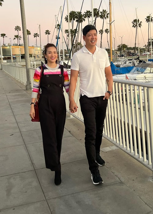 Trên trang cá nhân, Bình Minh đăng tải hình ảnh nắm tay bà xã dạo phố ở Mỹ.