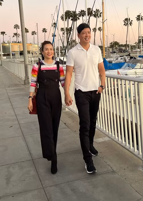 Trên trang cá nhân, Bình Minh đăng tải hình ảnh nắm tay bà xã dạo phố ở Mỹ.