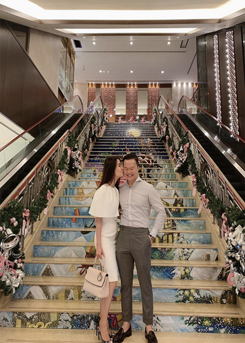 Diễm My và Vinh Nguyễn chia sẻ không ít hình ảnh tình tứ. Trong ảnh, nữ diễn viên hôn má người yêu điển trai. Ảnh: Instagram