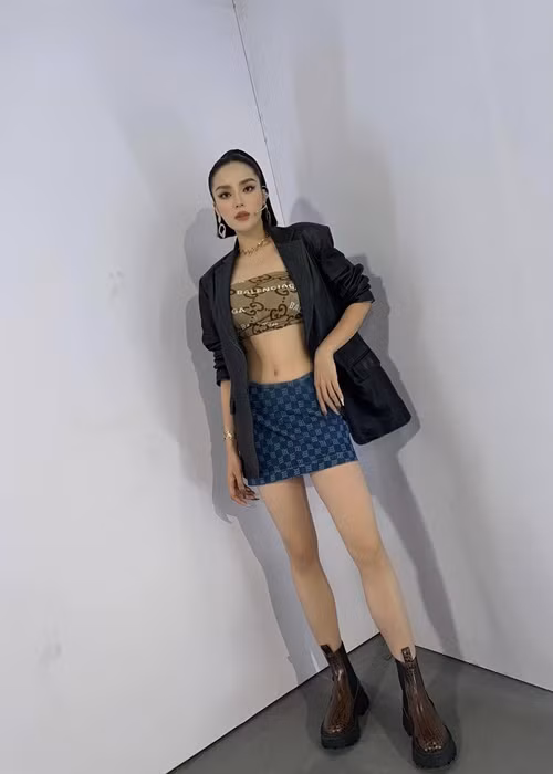 Chân dài nỗ lực rất nhiều để thoát mác hoa hậu thị phi.