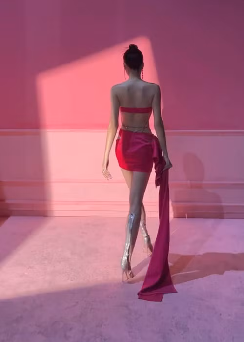 Sở hữu vóc dáng thon gọn, Kỳ Duyên tự tin diện trang phục bó sát.