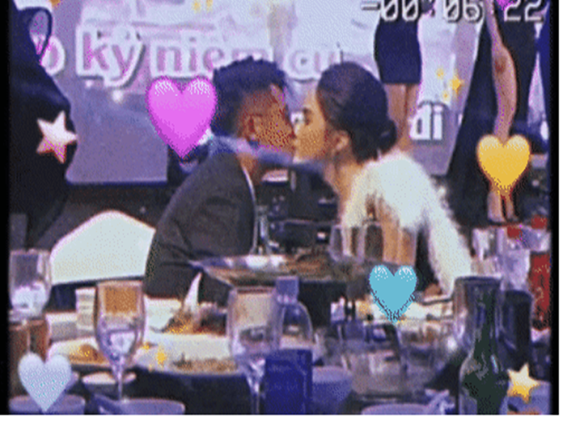 Cặp đôi khóa môi tại một sự kiện. Ảnh: Yan