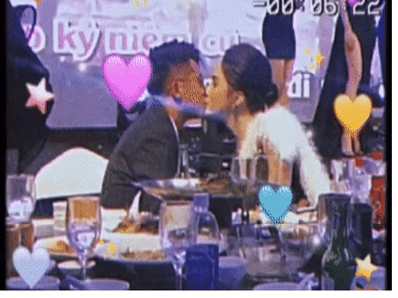 Cặp đôi khóa môi tại một sự kiện. Ảnh: Yan