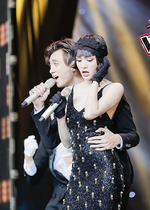 Đường tình của Hiền Hồ có không ít thị phi. Năm 2017, sau khi song ca bản hit “Mùa yêu đầu” trong Giọng hát Việt, cô và Soobin Hoàng Sơn liên tục lộ bằng chứng hẹn hò. Ảnh: Fanpage Giọng hát Việt