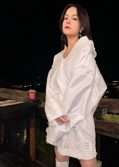 Bị nghi mang bầu, được cầu hôn, nữ ca sĩ chia sẻ úp mở: "Quỳnh Anh hiểu, đi đôi với sự yêu thương là sự quan tâm, nhưng nếu quá rình rang thì lại trở thành một điều phiền phức đến mọi người, trong khi chúng ta vẫn còn nhiều vấn đề diễn ra hàng ngày, vẫn còn chiến đấu với số ca nhiễm COVID-19 ngày một tăng cao và đây chỉ là 1 niềm vui bất ngờ nho nhỏ của Quỳnh Anh nên xin cả nhà cho Quỳnh Anh giữ lại điều này như là chuyện riêng của cá nhân mình". Ảnh: FBNV