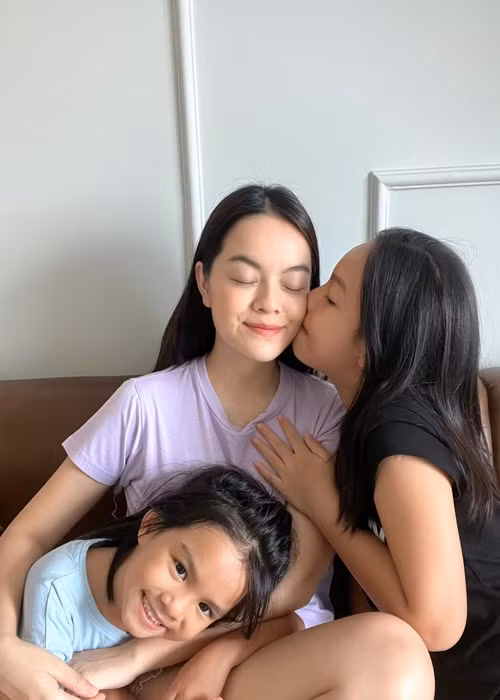 Trước những đồn đoán về vòng 2, Phạm Quỳnh Anh lộ diện. Cô đăng ảnh bên hai con. Có thể thấy, nữ ca sĩ một lần nữa giấu kỹ vòng 2. Ảnh: FBNV