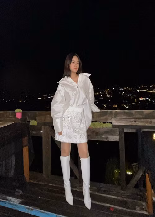 Mới đây, Phạm Quỳnh Anh diện set trang phục trắng. Một lần nữa, cô giấu kỹ vòng 2 nhờ chiếc áo rộng thùng thình. Ảnh: FBNV