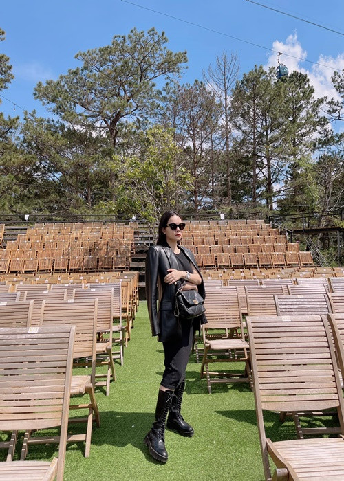 Phạm Quỳnh Anh diện trang phục tông đen, dùng túi che vòng 2 khi chụp ảnh. Ảnh: FBNV