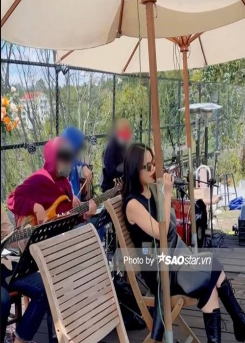 Khi đi hát ở Đà Lạt, ngoài dùng túi xách, Phạm Quỳnh Anh còn dùng áo khoác để che chắn vòng 2. Ảnh: Saostar