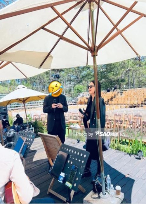 Nữ ca sĩ diện trang phục tối màu dường như để che vóc dáng. Ảnh: Saostar