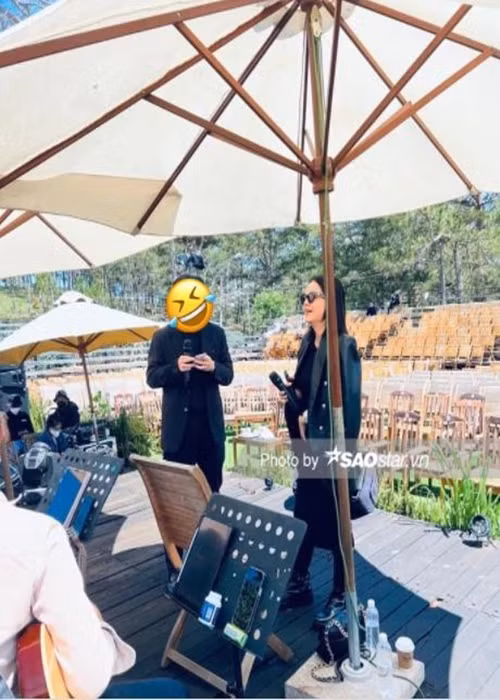 Nữ ca sĩ diện trang phục tối màu dường như để che vóc dáng. Ảnh: Saostar