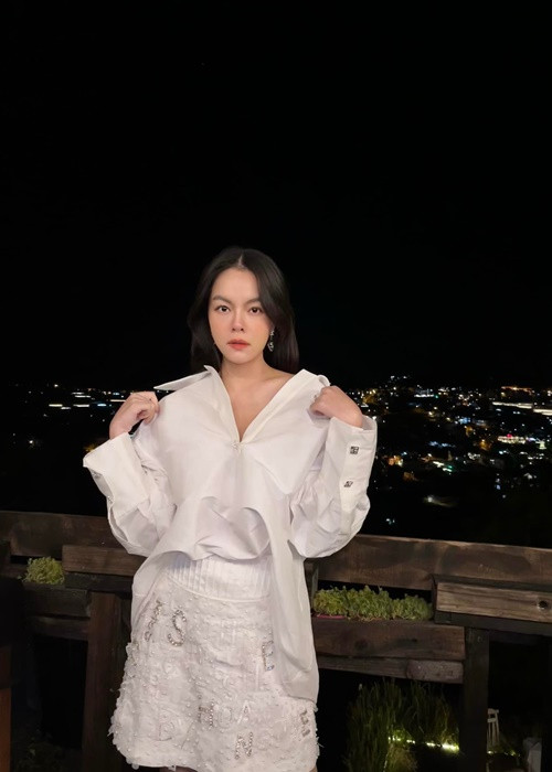 Nữ ca sĩ kết hợp áo sơ mi với chân váy co giãn. Ảnh: FBNV