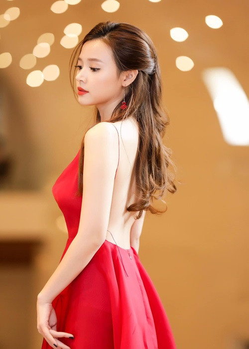 Hot girl sinh năm 1989 khẳng định hoàn toàn không có chuyện yêu đương như mọi người bàn tán. Ảnh: FBNV