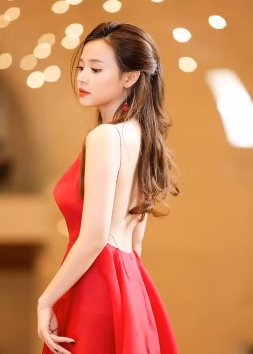 Hot girl sinh năm 1989 khẳng định hoàn toàn không có chuyện yêu đương như mọi người bàn tán. Ảnh: FBNV