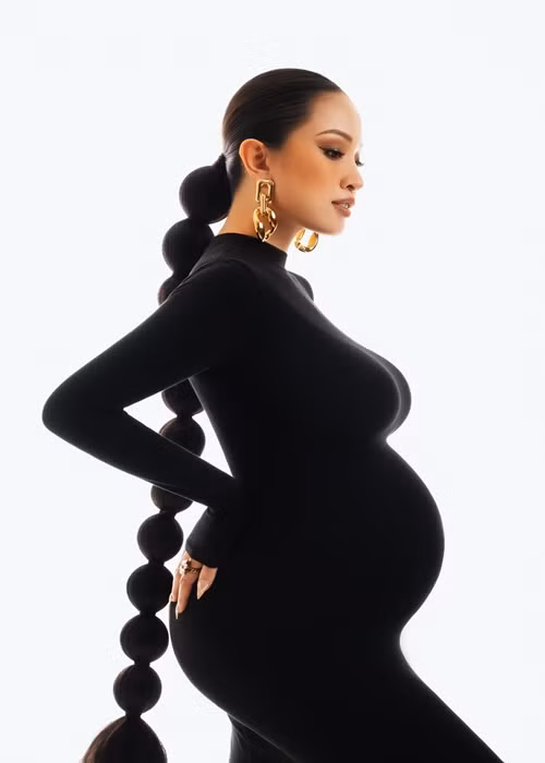Diện váy đen ôm sát, Vân Hugo khoe bụng bầu vượt mặt, vòng 1 căng tròn, vòng 3 nảy nở.