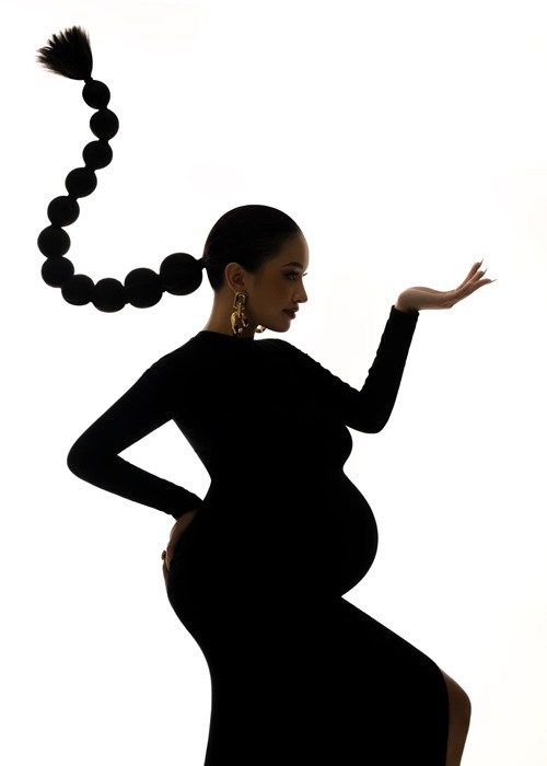 Trong các bộ ảnh nghệ thuật, Vân Hugo có tạo hình khác nhau khi dịu dàng, lúc lại cá tính.