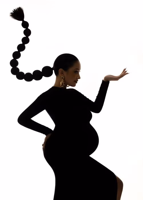 Trong các bộ ảnh nghệ thuật, Vân Hugo có tạo hình khác nhau khi dịu dàng, lúc lại cá tính.