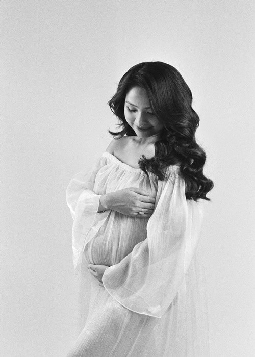 "Bộ ảnh bầu trong trẻo và dịu dàng lắm em ạ. Chị rất thích", nữ MC nhắn nhủ nhiếp ảnh gia thực hiện bộ ảnh.