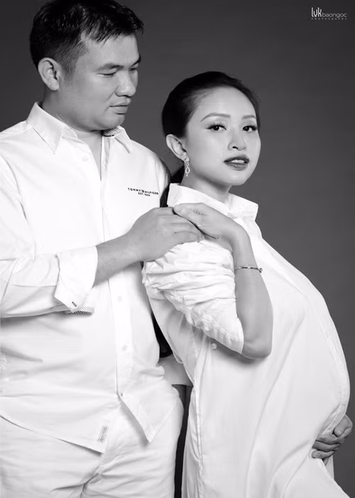 Vân Hugo tái hôn năm 2020 với bạn trai doanh nhân. Cặp đôi chưa tổ chức đám cưới vì dịch bệnh.