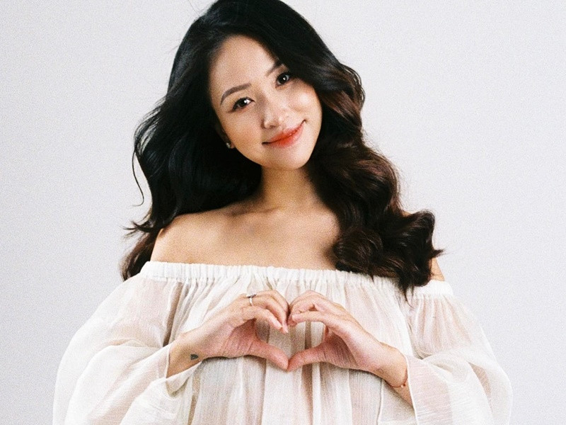 Trong bộ ảnh mới, Vân Hugo diện váy trễ vai xuyên thấu và váy đen ôm sát khoe bụng bầu.