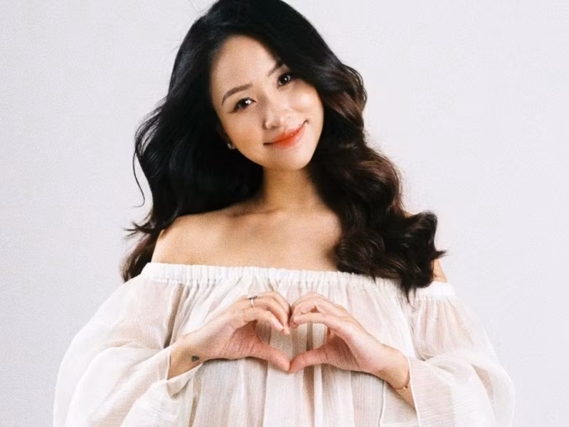 Trong bộ ảnh mới, Vân Hugo diện váy trễ vai xuyên thấu và váy đen ôm sát khoe bụng bầu.