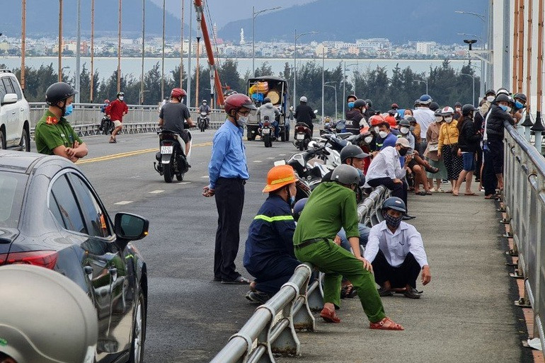Nguoi dan ong “du” lan can cau 8 tieng dong ho, doa nhay xuong song Han-Hinh-3
