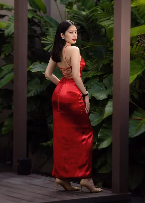 Chân dài sinh năm 1996 được khán giả nhớ đến với nhan sắc ngọt ngào và mang đậm nét người con gái Việt.